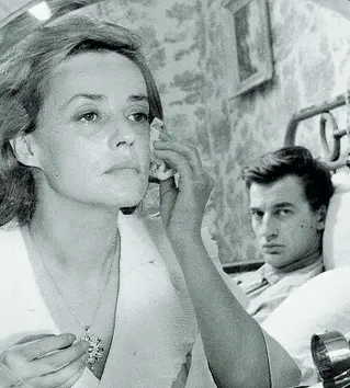  ??  ?? Una scena di «Jules e Jim» di Truffaut, il più celebre film sul triangolo amoroso