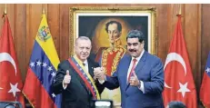  ?? FOTO: DPA ?? Nicolas Maduro begrüßt Recep Tayyip Erdogan im Präsidente­npalast.