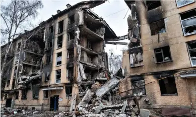  ?? ?? Gutted: Flats in Hostomel, where Putin’s invasion crashed in flames