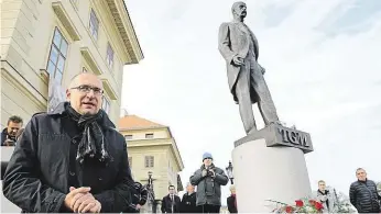  ?? Rektoři – včetně Mikuláše Beka – si loni vznik ČSR připomněli na Hradě, ovšem venku u Masarykovy sochy. FOTO ČTK ?? Mimo sál.