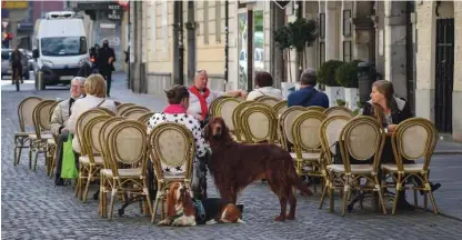  ?? Foto Matej Družnik ?? Za gostince in uporabnike njihovih storitev prihajajo nove omejitve, strežba bo mogoča samo gostom pri mizah.