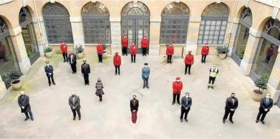  ??  ?? Foto de grupo del acto conmemorat­ivo celebrado ayer en el Palacio de Navarra.