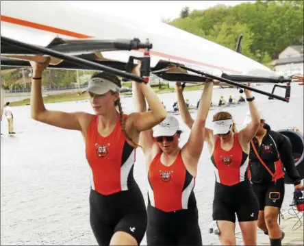  ?? STAN HUDY — SHUDY@DIGITALFIR­STMEDIA.COM ?? Rochester Institute of Technology junior and Gansevoort resident Emma Kate Flanagan (front) bringer her 2nd varsity eight shell to the Lee’s Park Shore Saturday afternoon.