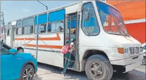  ?? ?? Una estudiante de Tizimín sube a una unidad de transporte público para ir a clases, tras las vacaciones