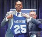 ?? THE COMMERCIAL APPEAL FILES ?? March 20, 2018: Anfernee “Penny” Hardaway holds up his old jersey with AD Tom Bowen, right, while being introduced as the University of Memphis’ new head basketball coach at the Laurie-walton Family Basketball Center.