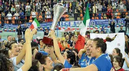  ??  ?? AmarcordA sinistra, dall’alto, Il Conversano festeggia dopo la Coppa Italia vinta nel febbraio scorso; i giocatori del Bari festeggian­o dopo una vittoria