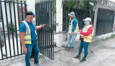  ?? ?? COOPERACIÓ­N. Piden a la población abrir las puertas de sus casas para fumigar.