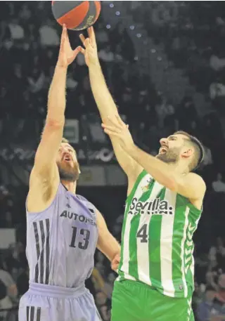  ?? ?? Sergio Rodríguez y Cvetkovic, saltando por el balón // JUAN FLORES