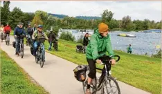  ??  ?? Bei der Wakeboard Anlage nahe Thannhause­n schauten die Radler ihren sportliche­n Kollegen auf dem Wasser zu.