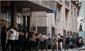  ?? Photograph: Chris Hopkins/The Guardian ?? Hundreds of young Melbournia­ns line the footpath of Flinders Lane waiting to secure a free meal from Tian38.