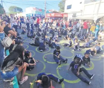  ?? ?? Tradiciona­l pintada de los alumnos del nivel inicial de institucio­nes de Caacupé.