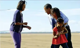  ??  ?? Michelle Obama (54 anni) con il marito Barack (57 anni) e le figlie Sasha (17) e Malia (20) in una foto di dieci anni fa