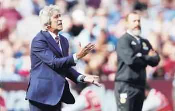  ??  ?? ► Pellegrini se desespera y da instruccio­nes durante la derrota del West Ham.