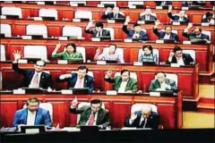  ?? HENG CHIVOAN ?? A monitor shows members of the National Assembly taking a vote during a session last year in Phnom Penh.