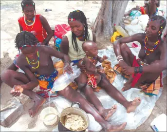  ??  ?? Desperate…
Angolan nationals starving in the Omusati region.