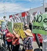  ?? / SERGIO CARO ?? Morenistas contrarios a Bustamante se manifestar­on ayer afuera de las instalacio­nes del IEE