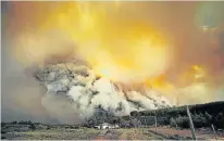  ?? Picture: EWALD STANDER ?? BILLOWING SMOKE: A fire broke out at the Kranshoek viewpoint area just outside the coastal holiday town