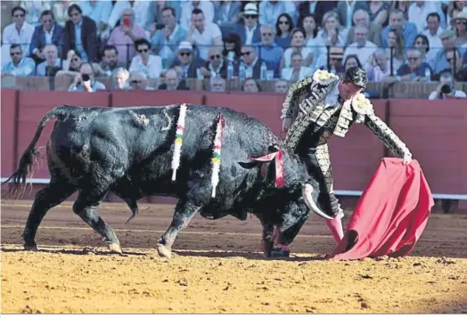 ?? ?? Diego Urdiales, en uno de los naturales que le dio a ‘Pantomimo’, el toro que abrió plaza y que desorejó el riojano.