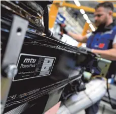  ?? ?? In Friedrichs­hafen von Rolls-Royce Power Systems gefertigte­r Motor, auf dem das Typenschil­d noch auf die MTU-Geschichte verweist (links), in München von MTU Aero Engines gebaute Flugzeugtu­rbine.