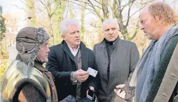  ?? FOTO: ARD/BR ?? Die Szene stammt aus Golchs „Tatort“-Folge „Klingeling­eling“, die am 26. Dezember 2016 ausgestrah­lt wurde. Die Hauptkommi­ssare Ivo Batic (Miroslav Nemec, 2. v. li.) und Franz Leitmayr (Udo Wachtveitl, 2. v. re.) ermitteln.