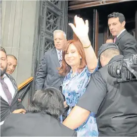  ??  ?? Saludo. La ex presidenta en una de sus visitas al senado.