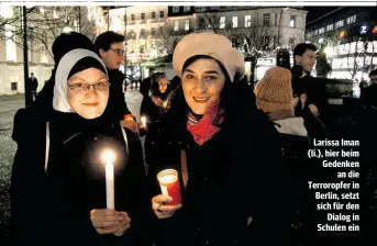  ??  ?? Larissa Iman (li.), hier beim Gedenken an die Terroropfe­r in Berlin, setzt sich für den Dialog in Schulen ein