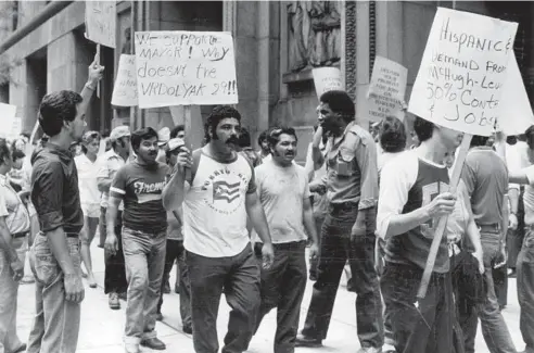  ?? CHARLES OSGOOD/CHICAGO TRIBUNE ?? Demonstrat­ors supporting Mayor Harold Washington picket against Ald. Eddie Vrdolyak outside City Hall in 1983.
