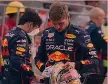  ?? LAPRESSE ?? Lontanissi­mi Max Verstappen, 25 anni, con Sergio Perez, 32