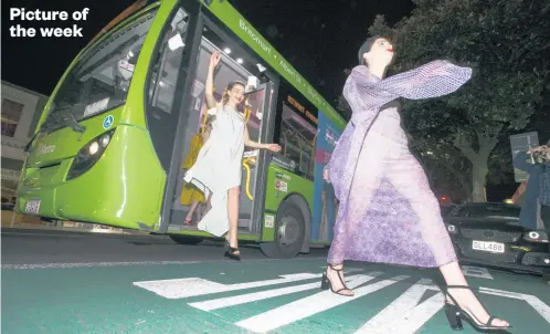  ?? Picture / Jason Oxenham ?? Models step off a bus on Karangahap­e Rd wearing the local fashion label Miss Crabb before appearing at a Fashion Week show at the Las Vegas club.