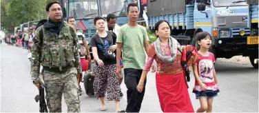  ?? Agence France-presse ?? ↑
Meites refugees arrive to board a paramilita­ry truck at a transit point after being evacuated near Imphal, recently.