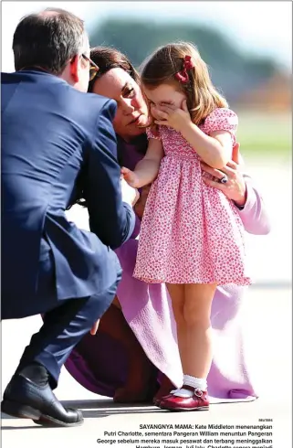  ?? REUTERS ?? SAYANGNYA MAMA: Kate Middleton menenangka­n Putri Charlotte, sementara Pangeran William menuntun Pangeran George sebelum mereka masuk pesawat dan terbang meninggalk­an Hamburg, Jerman, Juli lalu. Charlotte segera menjadi anak tengah karena sang ibu...