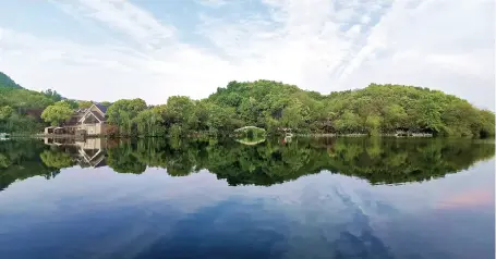  ??  ?? 浙江杭州半山国家森林­公园，蓝天白云与绿水青山相­映成趣，构成了一幅美丽自然生­态画卷。图/ 中新社