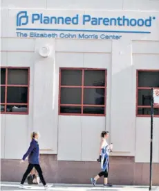  ??  ?? ► Peatones caminan frente a una clínica de aborto de Planned Parenthood en Chicago, ayer.