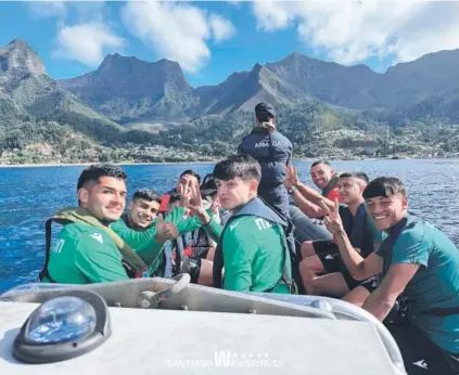  ?? ?? ►
Parte del plantel de Santiago Wanderers arribando a Juan Fernández.