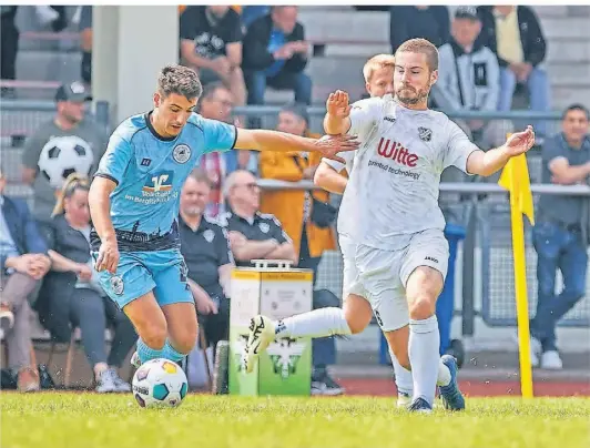  ?? FOTO: A. BORNEWASSE­R ?? Auch FCR-Spieler Germano Bonanno (l.) und Borns Luca Postic lieferten sich im Finale packende Zweikämpfe.