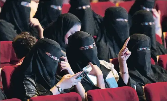  ?? FAYEZ NURELDINE / AFP ?? Mujeres saudíes en un festival de cortos celebrado el pasado octubre en Riad. Abajo, el príncipe heredero, Mohamed bin Salman