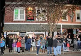  ?? MID-HUDSON NEWS NETWORK PHOTO ?? A crowd gathers Friday on Mill Street in Poughkeeps­ie, N.Y., for the Celebratio­n of Lights.