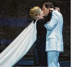 ?? Foto: Picture Alliance ?? Helena (Beatrix Doderer) und Faust (Christoph Wieschke) in der Inszenieru­ng von Goethes „Faust II“bei den Salzburger Festspiele­n 2013.