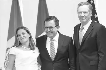  ??  ?? Canadian Minister of Foreign Affairs, Chrystia Freeland (left), Mexican Economy Minister Idelfonso Guajardo (center) and US Trade Representa­tive Robert Lighthizer (right) pose during a press conference on the third last day of the second round talks of...