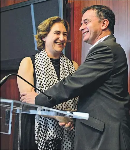  ??  ?? Ada Colau y Alfred Bosch, en la sala de grupos del Ayuntamien­to, ayer por la mañana