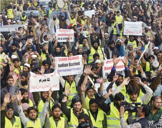  ??  ?? Pakistani activists with the Jamaat-ud-Dawa group shout anti-US slogans at a protest in Lahore on Tuesday. (AFP)