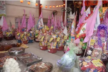  ??  ?? Prizes for the Qiang Gu event on display at Shang Ti Temple.