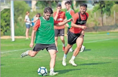  ??  ?? DECISIVO. Los dos tantos de Gustavo Ledes le han valido al Reus dos empates.