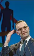  ??  ?? Bewusste Provokatio­n? geht auf Attacke. Minister Spahn