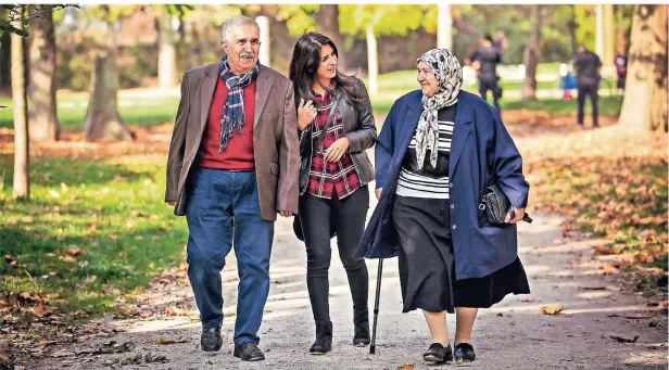  ?? FOTO: ANNE ORTHEN ?? Nail Çelen mit seiner Frau Sevim und seiner Tochter Serap Güler im Leo-Amann-Park in Köln-Ehrenfeld.