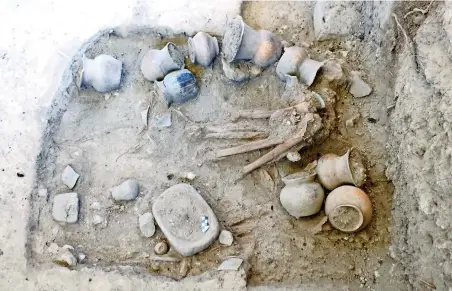  ??  ?? El equipo liderado por la arqueóloga Lourdes López Camacho recuperó figurillas y restos de cerámica fechadas para el periodo Preclásico (1500 a.C. a 300 d.C.).