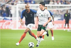  ?? — Gambar AFP ?? SENGIT: Nzonzi (kiri) bersaing dengan pemain pertahanan Ireland pada perlawanan persahabat­an di Stadium Stade de France, Saint-Denis pada 14 Ogos lepas.