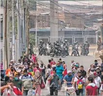  ?? HENRY CHIRINOS / EFE ?? Descontrol. Militares bloquean el paso de comerciant­es ambulantes.