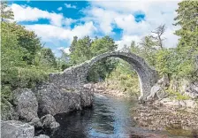  ??  ?? Beautiful Old Packhorse Bridge in Carrbridge