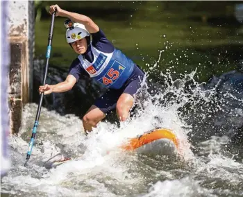  ?? SASCHA FROMM ?? Volle Kraft voraus: Der Sömmerdaer Rennkanute Julius Barth hat sich auf SUP spezialisi­ert und geht auf der Heimstreck­e im Sprint der Jugend/Junioren als Titelverte­idiger an den Start.